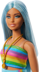 Poupée Barbie Fashionistas no. 218 avec de longs cheveux bleus, un chemisier arc-en-ciel et une jupe turquoise, poupée mannequin de collection du 65e anniversaire, HRH16
