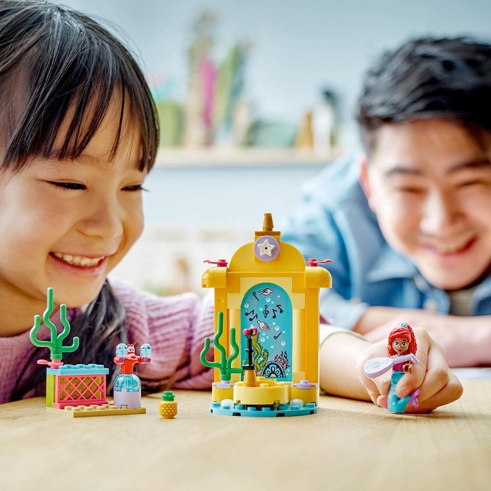 LEGO Ç€ Jouet de construction sur scène musicale de la princesse Disney Arielle pour enfants avec 2 figurines, idée cadeau pour filles et garçons à partir de 4 ans et fans de séries télévisées, jouet pour enfants 43235 Jeux de construction Beuche den LEGO-Store