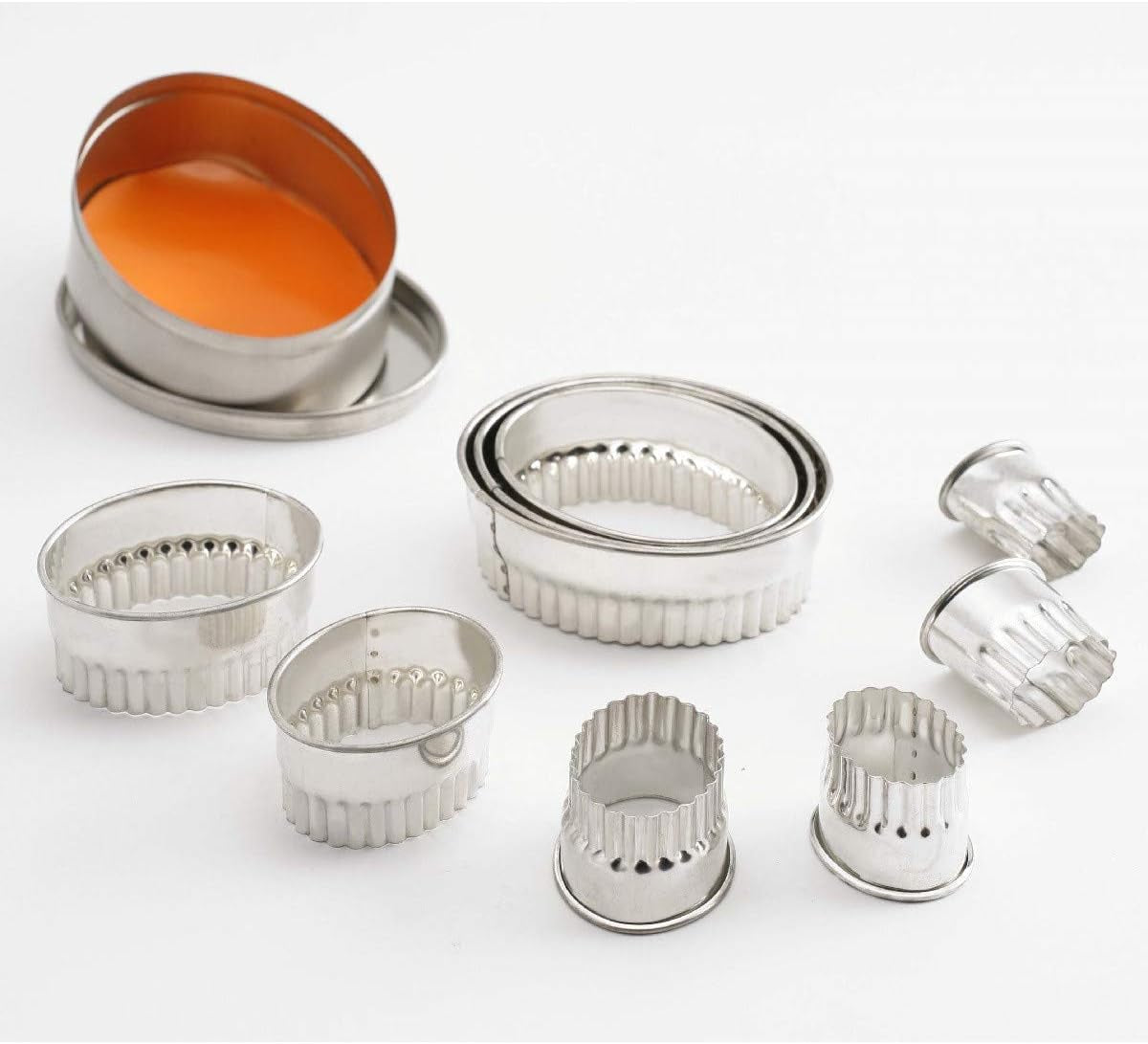 Ensemble de boîtes à biscuits Thermohauser (acier inoxydable), ovales, bord ondulé, 9 pièces, diamètre 2,4 - 8,2 cm, emballées dans une boîte en fer blanc