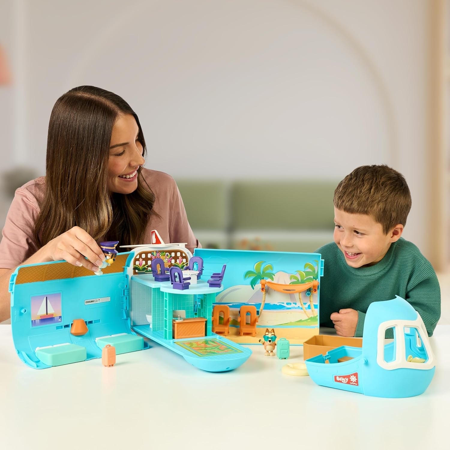 BlueY 3-in-1 Flugzeug-Spielset zum Ausklappen; Verwandlung von Flugzeug in Hotelresort & Boot! 70 cm breites Urlaubsresort-Spielset; 25+ Geräusche; 15 Spielzeugteile; 2 Exklusive Figuren Bingo