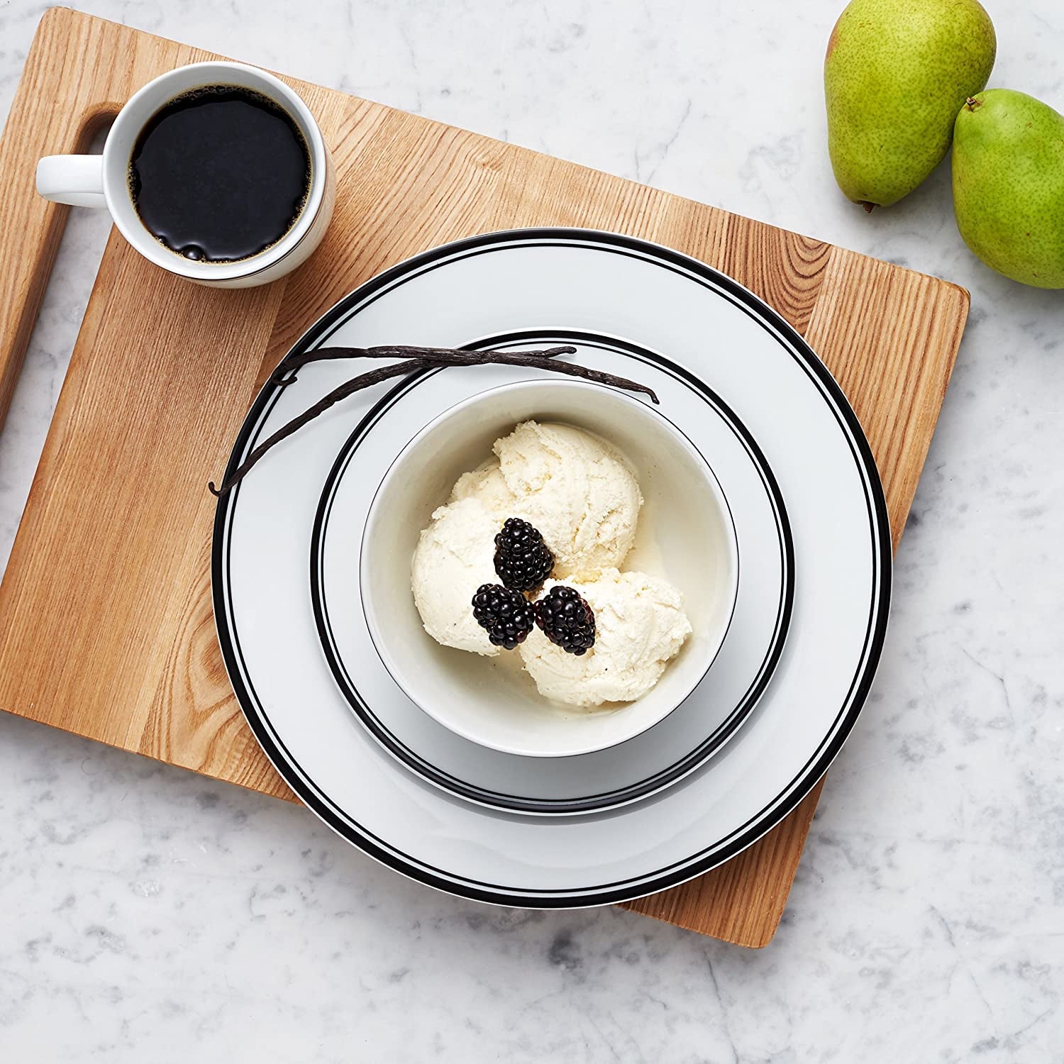 Amazon Basics Service de table 16 pièces à bord noir pour 4 personnes