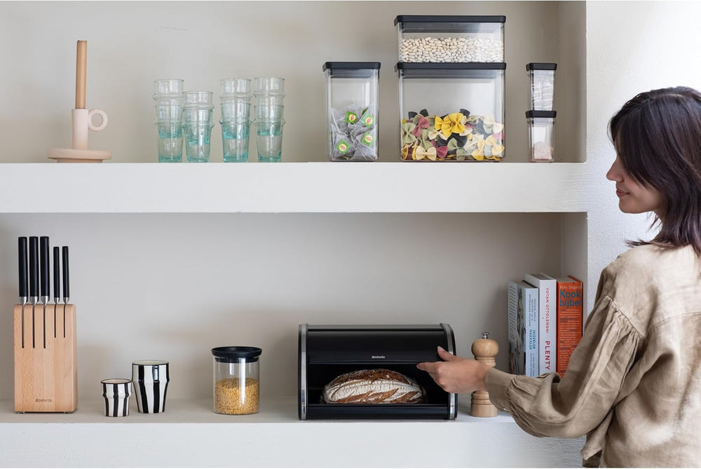 Boîte à pain Brabantia roll - Boîte de rangement compacte pour pain, bagels et petits pains avec couvercle plat, acier durable - taille moyenne - noir mat Boîtes de conservation alimentaire Naty Shop