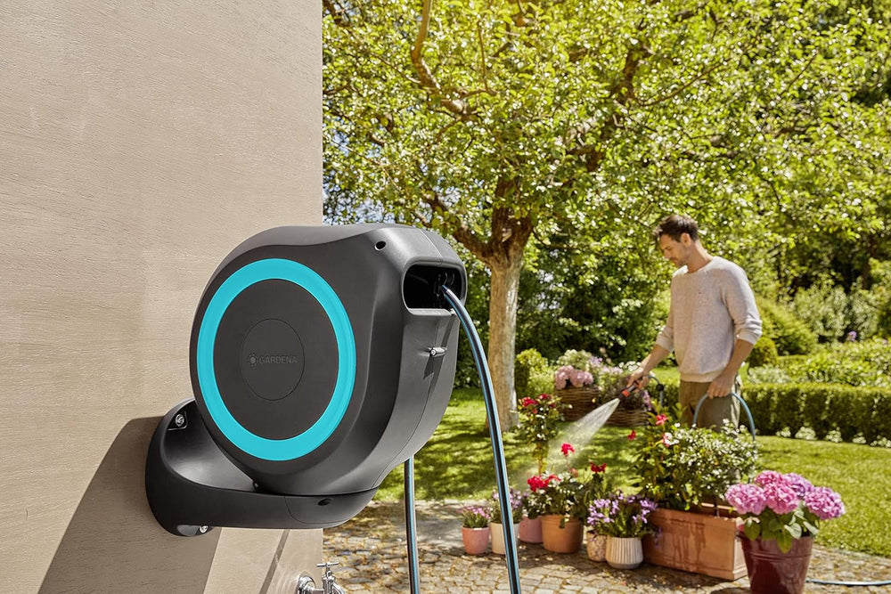 Boîte de tuyau murale Gardena RollUp M (Turquoise) 20 m : arrosage flexible pour jardins de taille moyenne, enrouleur de tuyau rotatif, avec support mural, composants du système et buse de pulvérisation, avec tuyau de 20 m (18610-20)