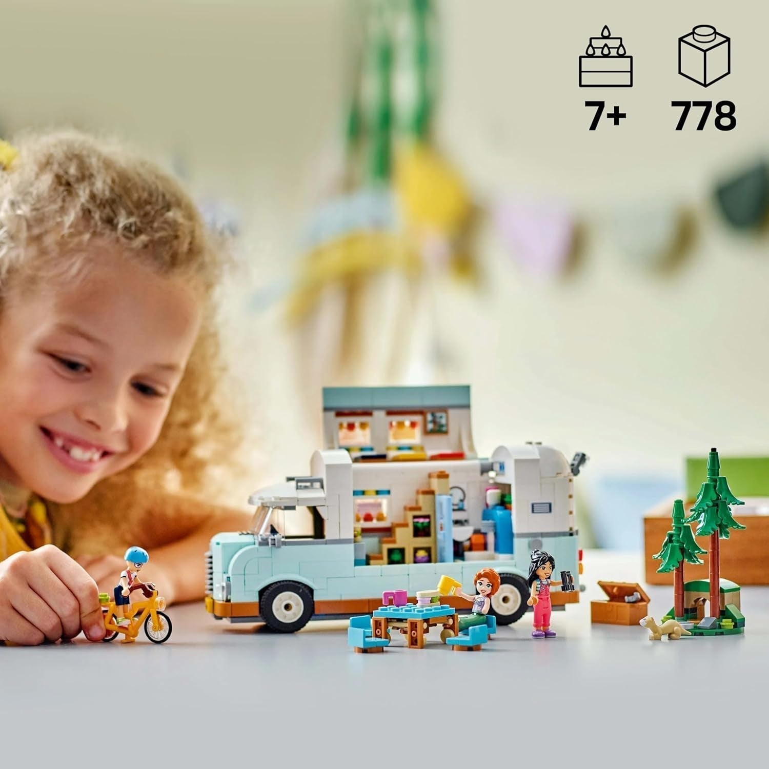 LEGO Friends Caravan, jeu de construction de rôle avec une caravane jouet, cadeau pour les filles à partir de 7 ans, jeu créatif avec 3 figurines et figurine d'animal furet 42663 Jeux de construction Besuche den LEGO-Store