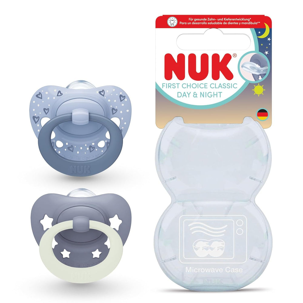NUK First Choice Sucettes classiques jour et nuit pour bébés | 6-18 mois | Sucettes orthodontiques qui brillent dans le noir | 95 % d'acceptation par les bébés** | Bleu | Paquet de 2