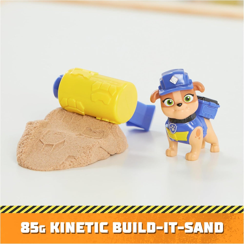 Rubble & Crew – Actionfiguren-Set mit Rubble & Mix Figur, 2 Bauspielzeugen und 85g Kinetic Sand Build-it-Sand, Spielzeug geeignet für Kinder ab 3 Jahren