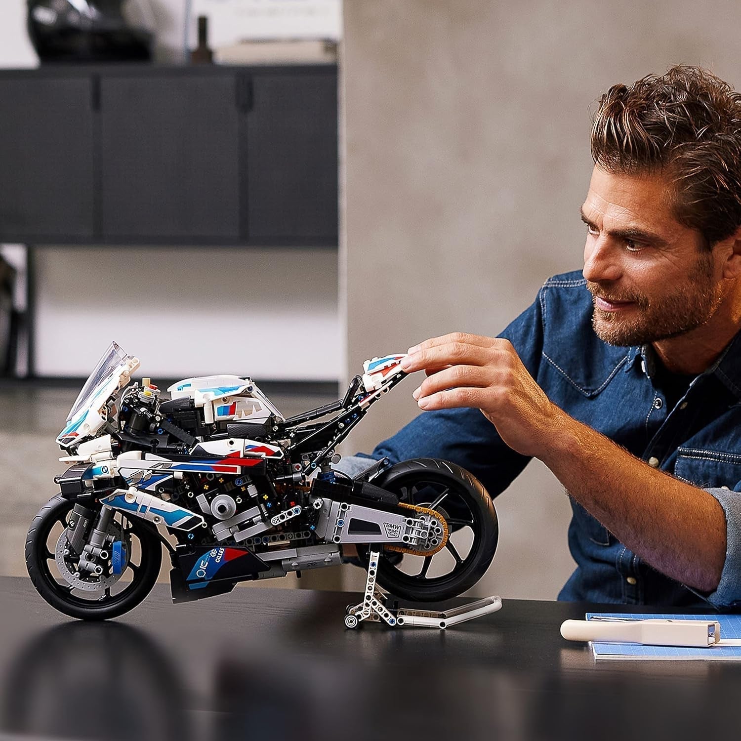 LEGO Technic BMW M 1000 RR Kit de modèle de moto pour adulte comme cadeau artisanal pour hommes et femmes Décoration de maison ou de bureau 42130 Kits de construction Besuche den LEGO-Store