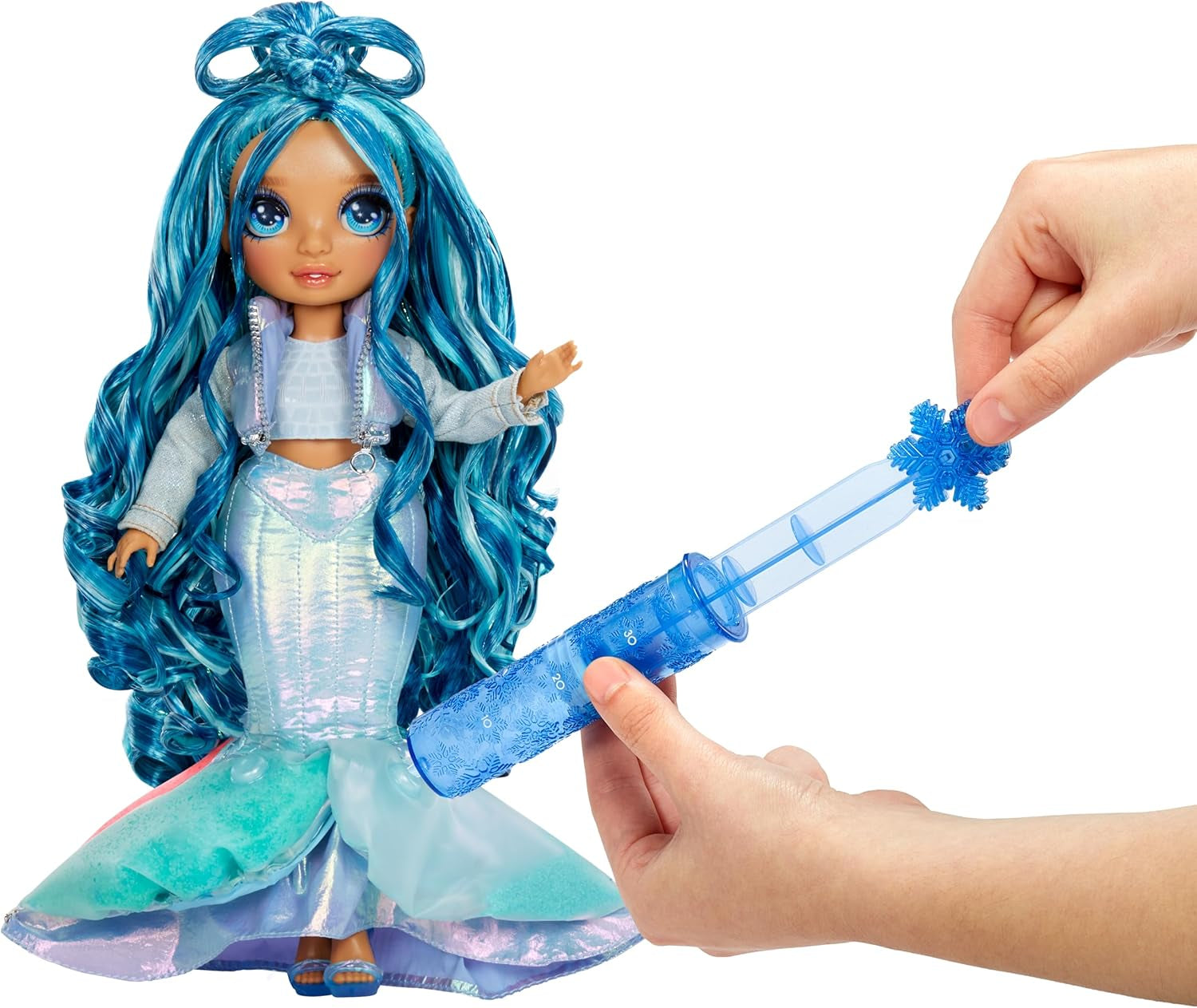 Rainbow High Winter Wonderland - Skyler (Blau) - 28 cm Modepuppe, mit Verstecktem Magischem Schnee, der Sich mit Wasser Aufbauscht, mit Schneemann-Set, Geeignet für Kinder von 4-12 Jahre und Sammler