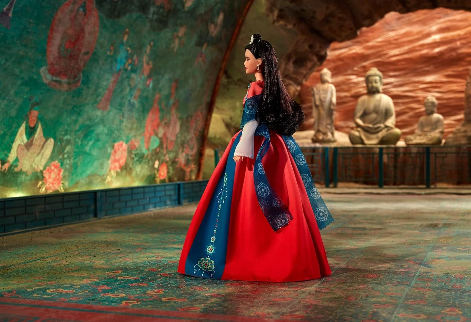BARBIE Lunar New Year Puppe - Sammelfigur mit traditioneller Hanfu-Robe und chinesischen Drucken, inspiriert von Dunhuang-Höhlenmalereien, inklusive Puppenständer und Echtheitszertifikat, HJX35