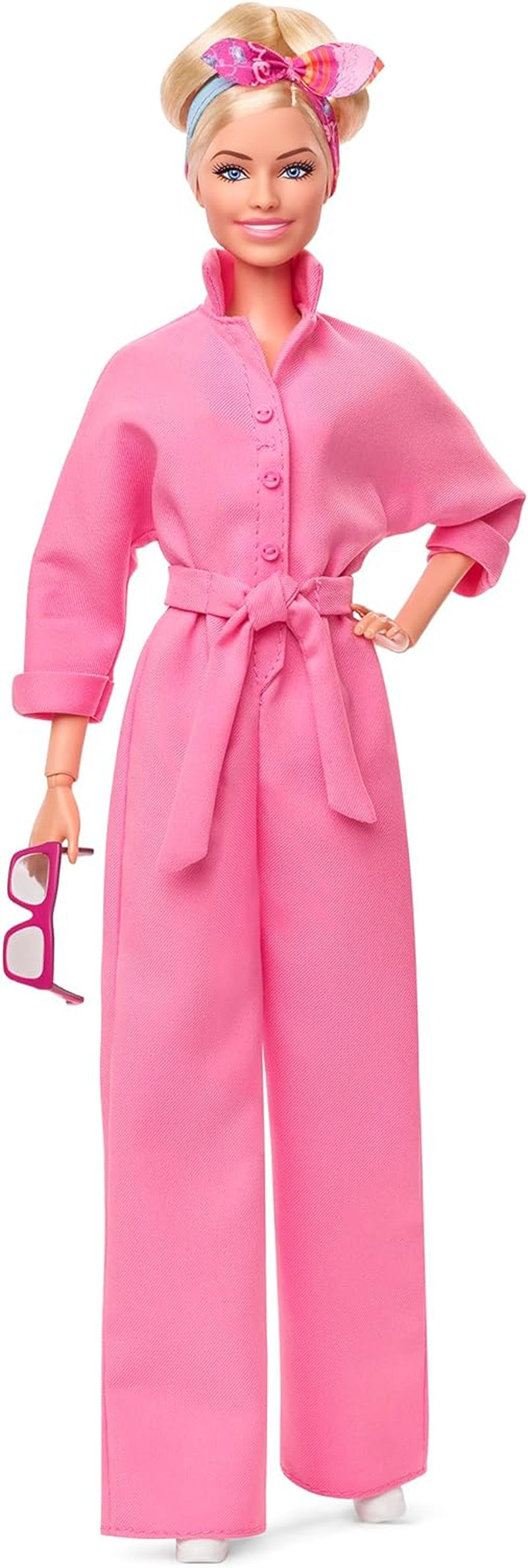 BARBIE THE MOVIE Margot Robbie - Puppe mit Kaugummi-Rosa Jumpsuit, Messy Updo, Sonnenbrille, Kopftuch, Wedge-Sneakers, Sammlerverpackung, für Kinder ab 3 Jahren, HRF29