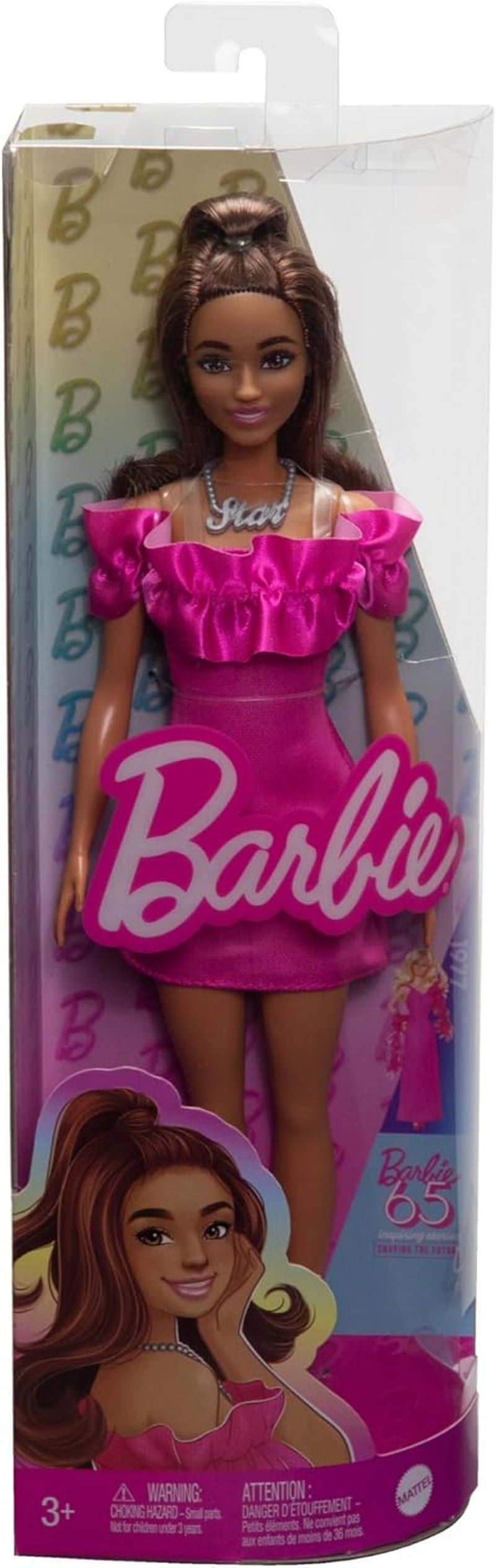 Barbie Fashionistas păpușă nr. 217 cu păr ondulat castaniu, o rochie roz cu umerii deschiși, păpușă de modă pentru a colecta cu ocazia celei de-a 65-a aniversări, HRH15 Papusi Naty Shop
