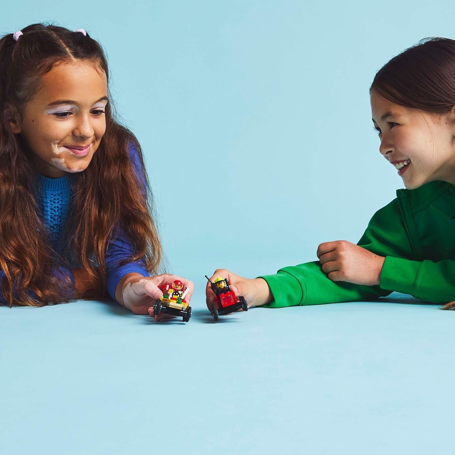 LEGO City Pizzalieferwagen vs. Löschauto - Seifenkisten Spielzeug für Mädchen und Jungen ab 5 Jahren - Bauset mit 2 Fahrer Minifiguren - Geschenk zum Geburtstag & für die Feiertage 60458