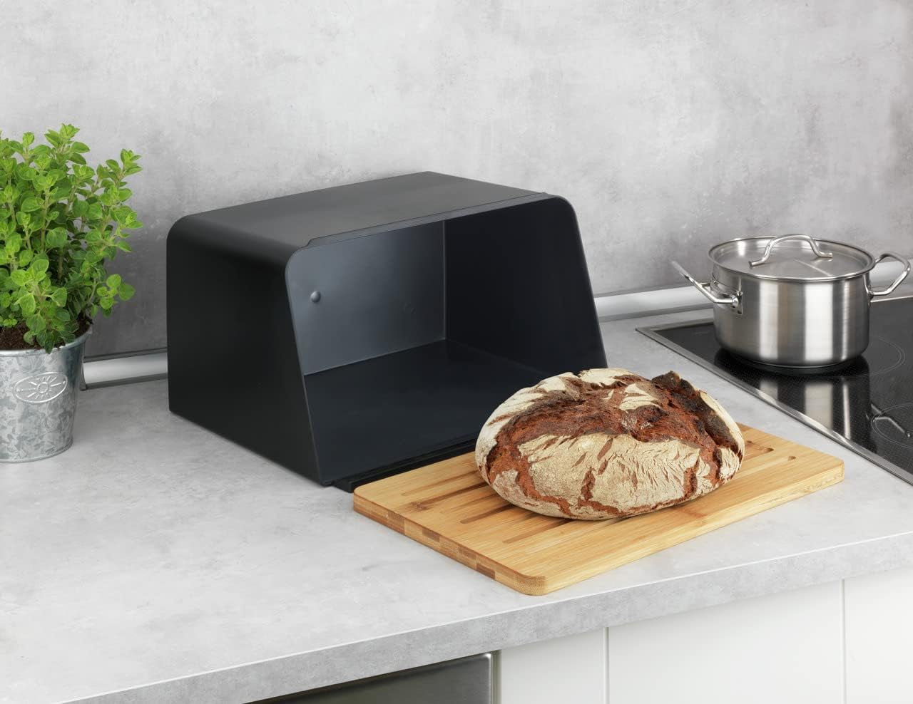 WENKO Corbeille à Pain Kubo avec Planche en Bambou, Rangement à Pain Polyvalent avec Couvercle et Planche à Découper en Bambou Intégrée, Boîte de Conservation des Aliments, Rangement du Pain Durable, 35 x 20,5 x 26 cm, Noir/Naturel Naty Shop