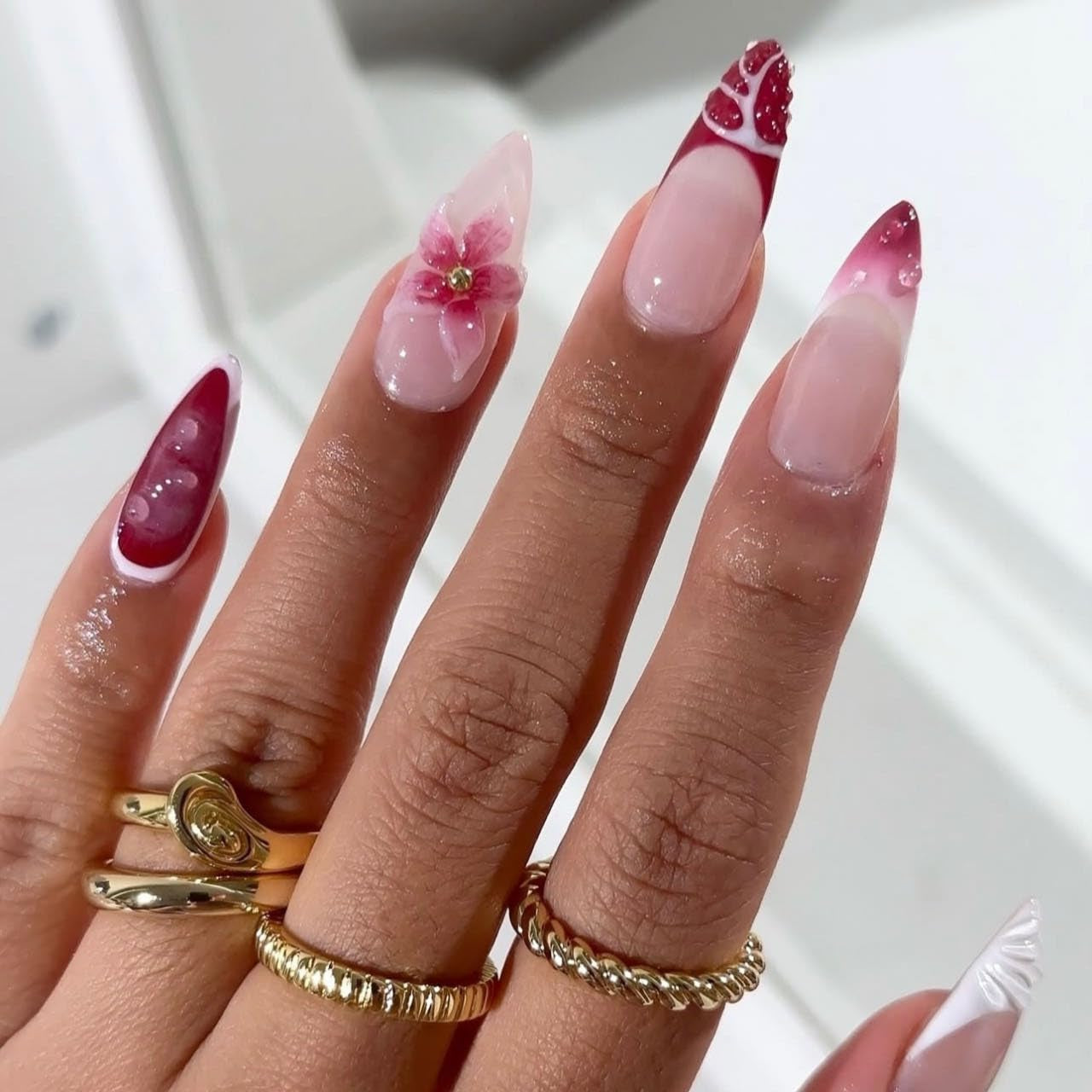 Mouyouglow 30 pièces faux ongles courts rayures blanches couleur chair florale 3D motif français Y2K fleur colle à ongles pointes blanches argent ondulé été INS faux ongles