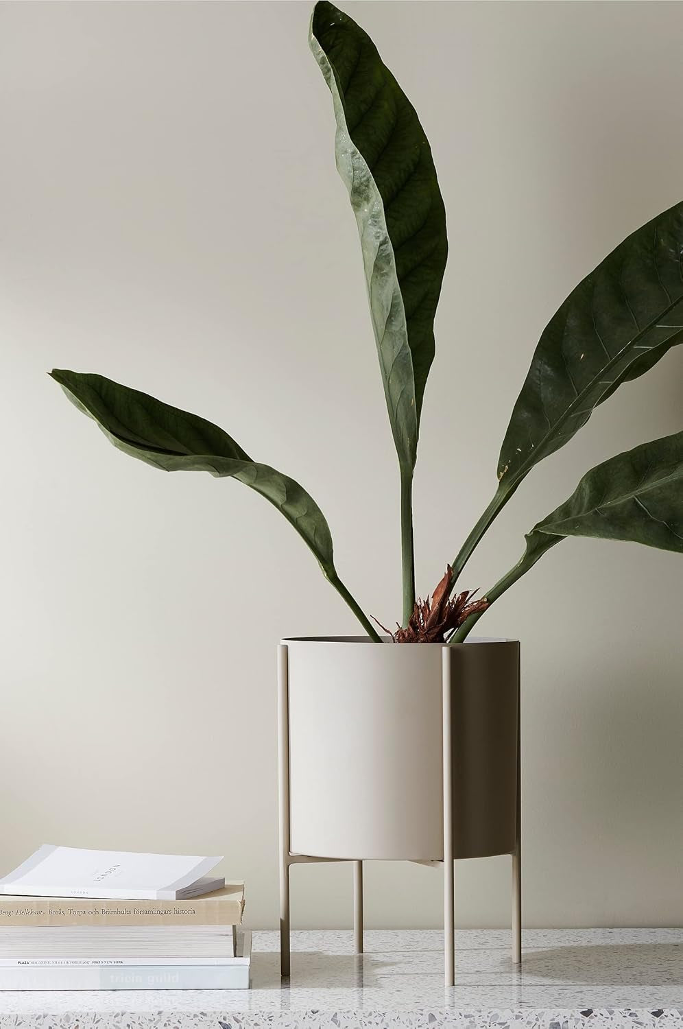 Ghiveci ELLOS Home Milton, ghiveci versatil din fier cu suport reversibil pentru interior și exterior, 22 cm înălțime - Negru, Ø 25 cm