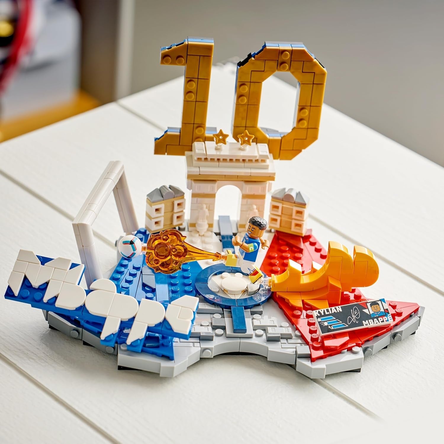 LEGO Editions Kylian Mbappé – Fußball-Highlights Spielzeug - 3D Modellbau mit Minifigur zum Sammeln - Kinderzimmer Deko - Geschenk für Jungen, Mädchen ab 10 Jahren und Erwachsene Sportfans - 43013