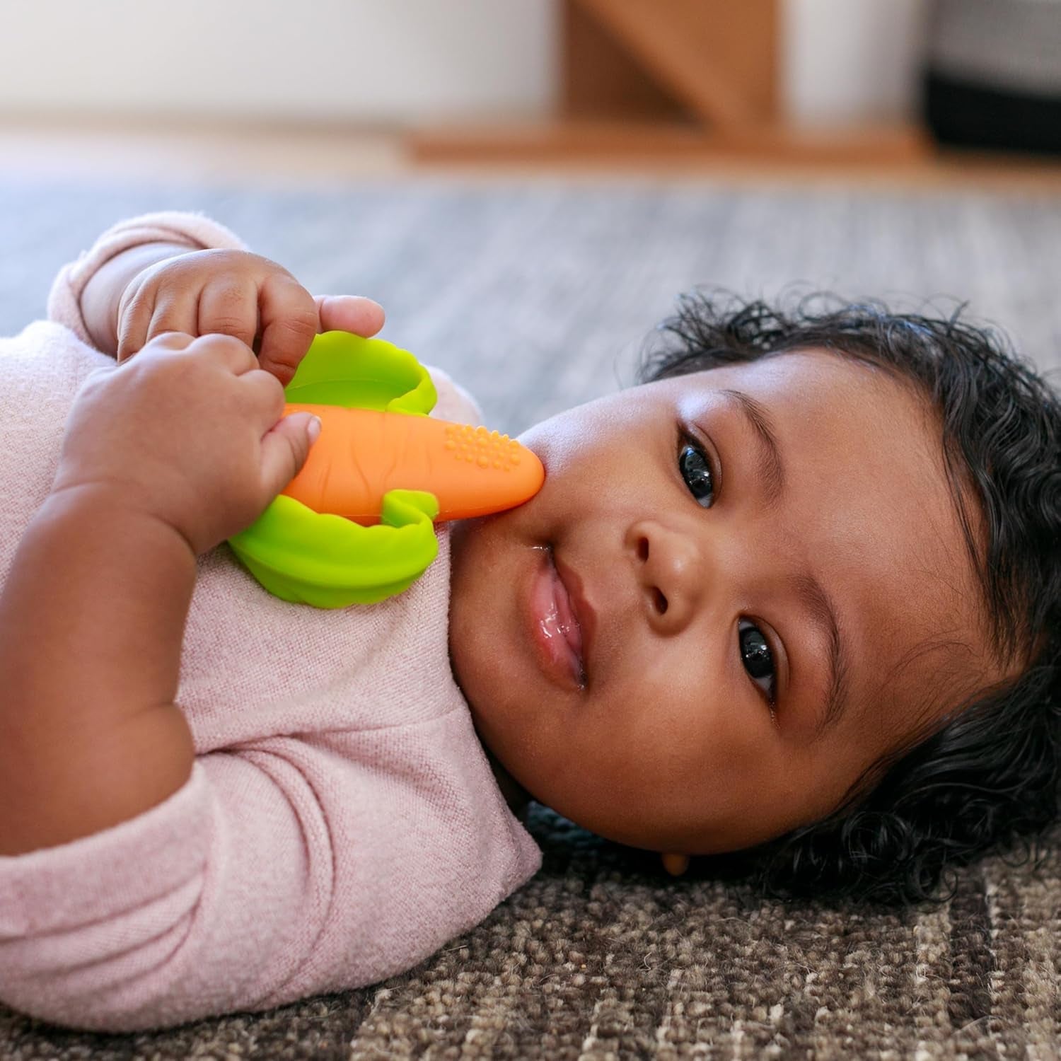 Infantino Lil' Nibbles, anneau de dentition en silicone texturé, jouet de dentition pour bébé sans BPA, doux, facile à tenir, stimulation sensorielle pour nourrissons, carotte