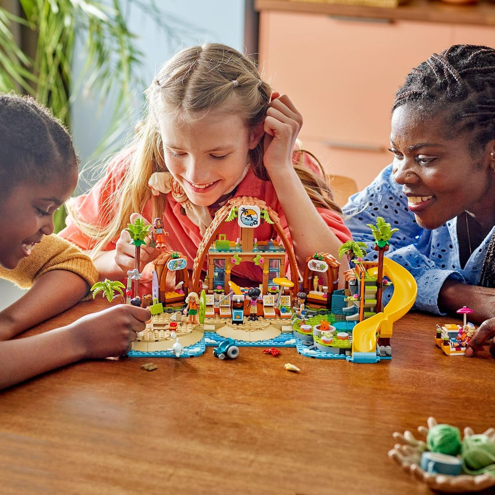 LEGO Friends Familienurlaub im Strandresort - Spielzeug mit 6 Mini-Puppen, Schildkröten- und Delfinfiguren, Eisdiele und Zubehör - Kinder Geschenk für Mädchen ab 8 Jahren - 42673