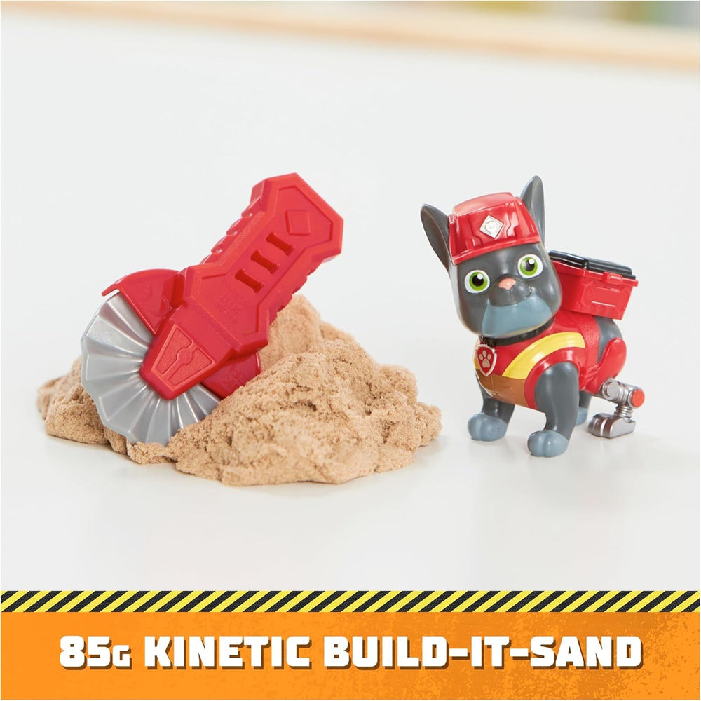 Rubble & Crew – Actionfiguren-Set mit Charger & Wheeler Hundefiguren, 2 Bauspielzeugen und 85g Kinetic Sand Build-it-Sand, Spielzeug geeignet für Kinder ab 3 Jahren