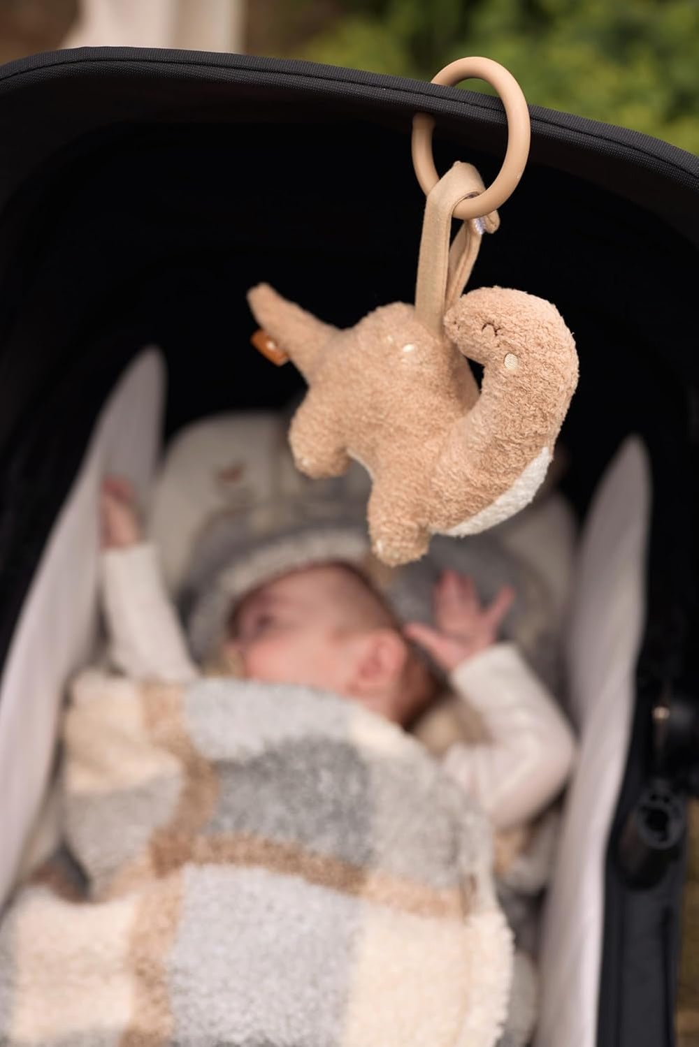 Jollein train de jeu pour bébé Roarsome - À suspendre - Jouet poussette - Jouet siège auto bébé - Accessoires poussette - Dinos et feuilles Bebe Toys Naty Shop