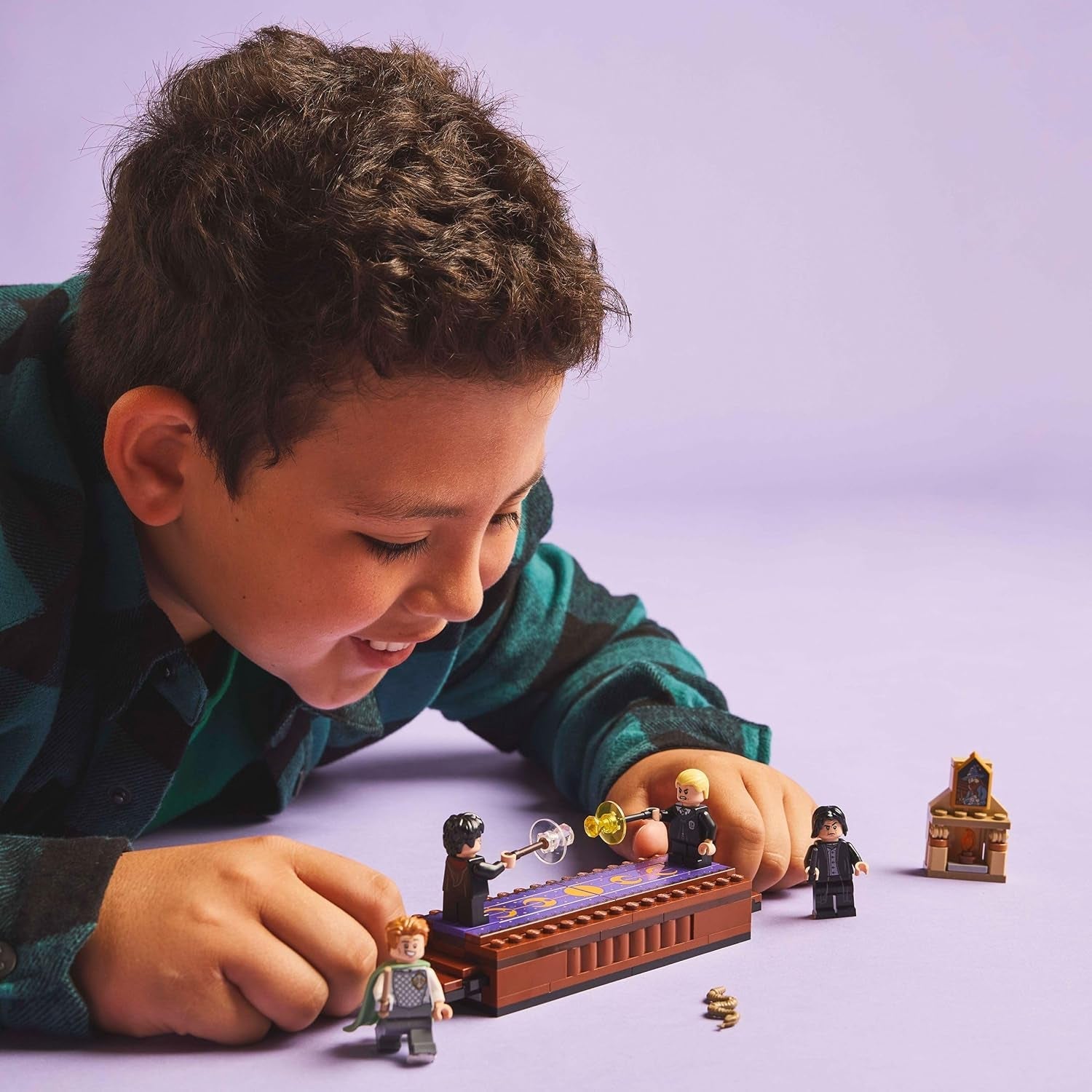 LEGO Harry Potter Abenteuer mit dem Fahrenden Ritter - Spielzeug aus der Zauberwelt mit 5 Minifiguren und Zubehör mit Zauberstäbe – Geschenk für Mädchen und Jungen ab 8 Jahren – 76446