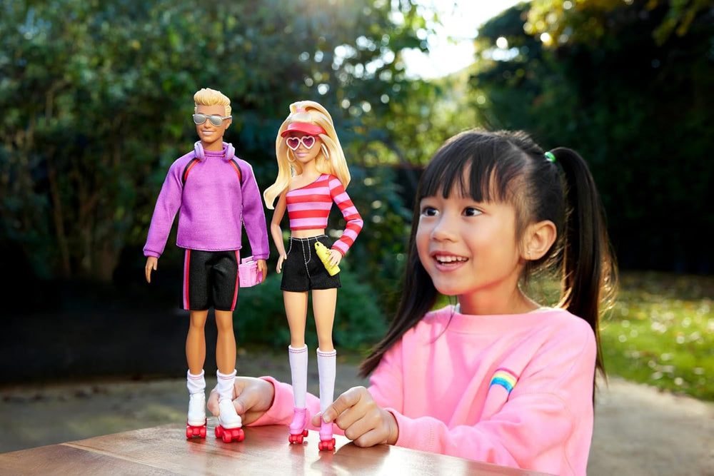 Barbie Fashionistas Coffret avec 2 poupées mannequins et 6 accessoires, poupées mannequins Barbie et Ken Roller Skating, figurines à collectionner 65e anniversaire, HXK90