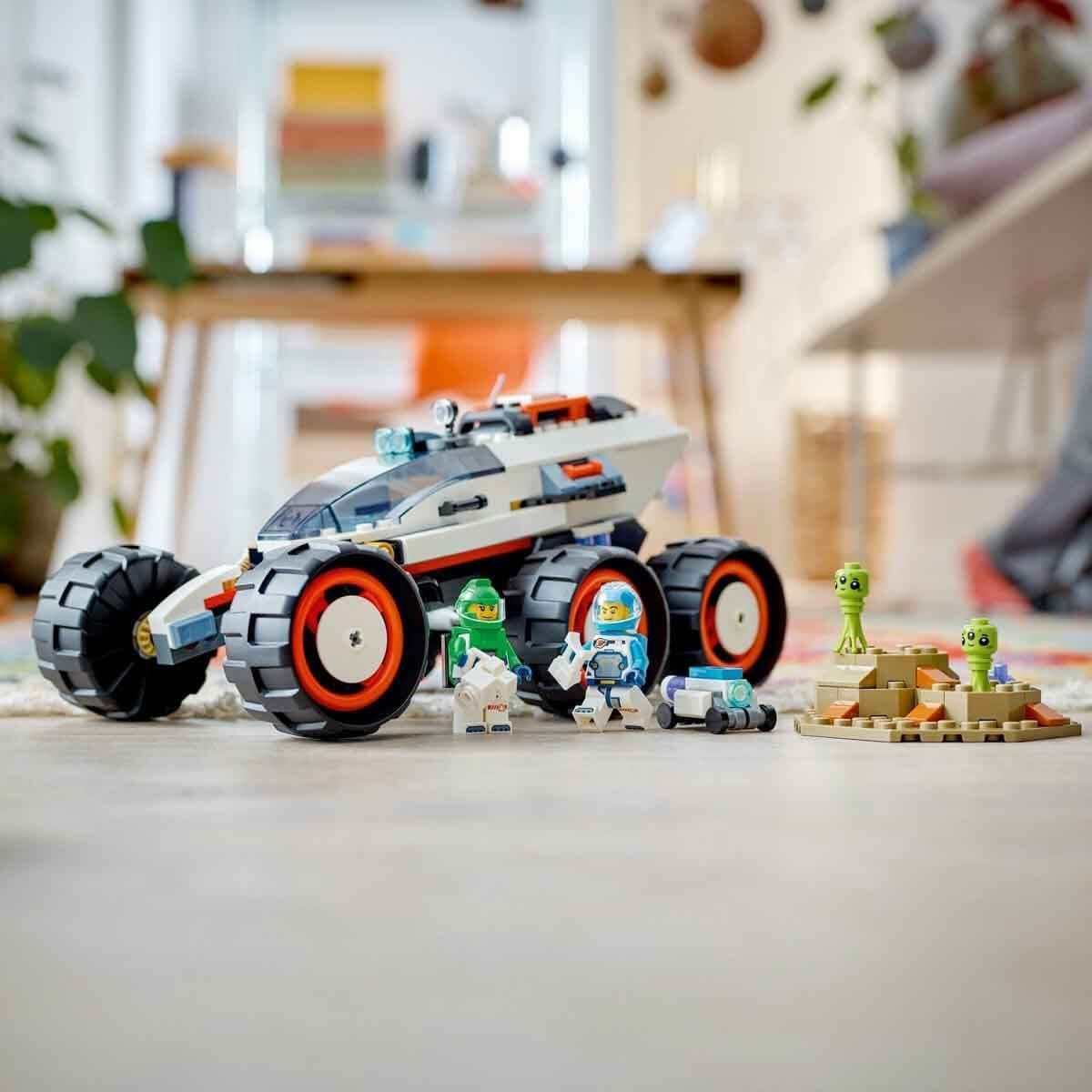 LEGO City Space Rover cu extratereștri, set de mașină cu figurine robot și extratereștri, cadou de ziua de naștere pentru băieți și fete de la 6 ani, cu 2 minifigurine și un set de planete 60431 Seturi de constructie Besuche den LEGO-Store
