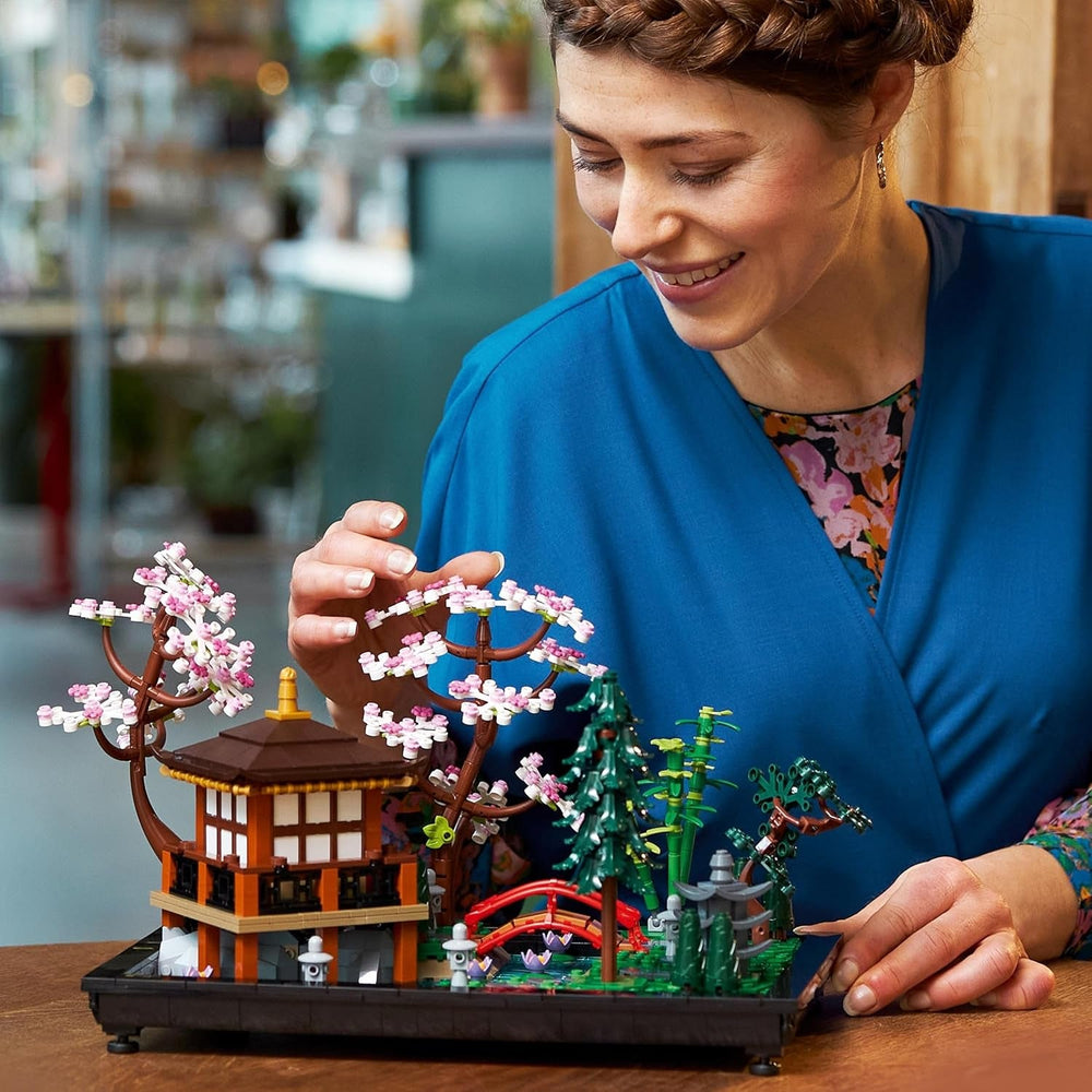 LEGO Icons Garten der Stille - Modell zum Bauen und Ausstellen - Japanische Oase mit Pavillon, Brücke, Koi-Karpfen, Lotusblumen, Bäumen - DIY Deko - Geschenk für Frauen und Männer - 10315