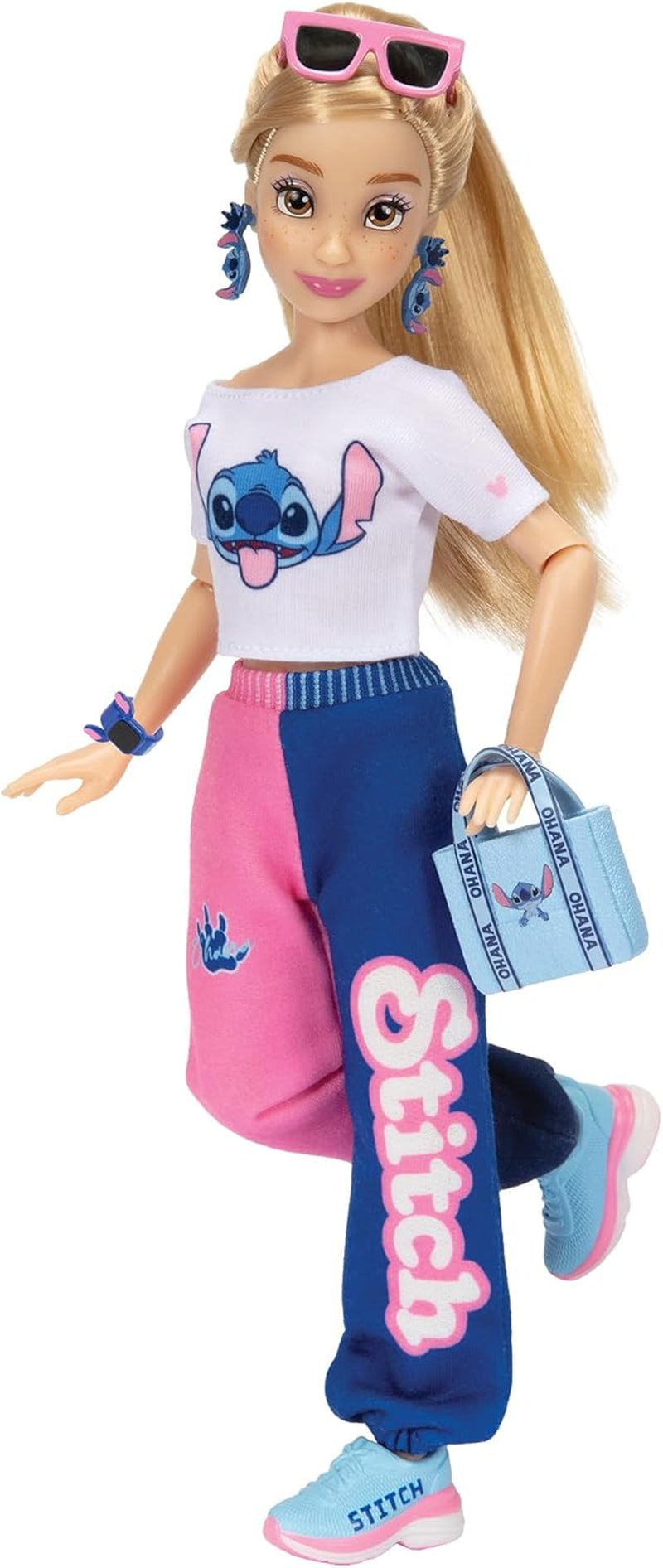 Disney ILY 4EVER Stitch Modepuppe mit Collegejacke und Zubehör, 29 cm, 13 Bewegungspunkte, offiziell lizenziert von Jakks Pacific. Komplett mit kombinierbarem Zubehör und glitzerndem Micky-Ring!