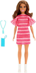 Barbie et Teresa reçus pour la poupée de mode Teresa avec une tenue unique pour un usage domestique et des accessoires, y compris un collier, JCT02