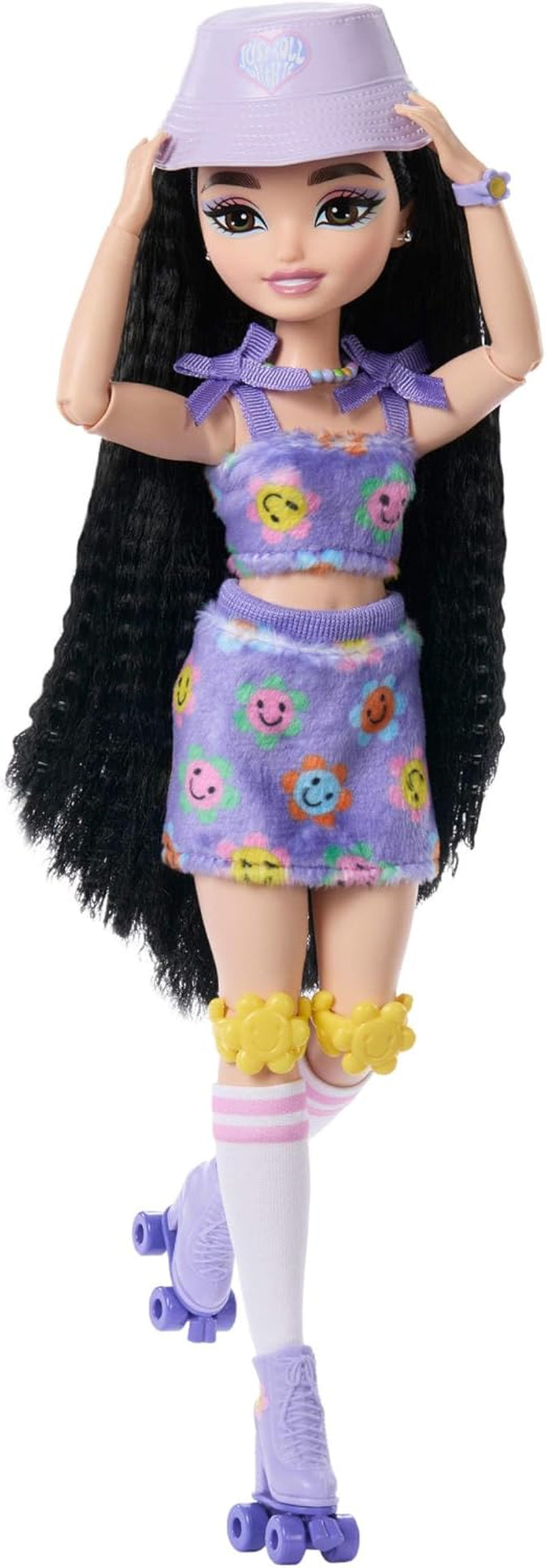 Dream Besties Poupée Barbie et accessoires, poupée Barbie Renee tendance avec patinage à roulettes et cheveux noirs, 12 accessoires thématiques avec vidéos et nourriture, JFX99
