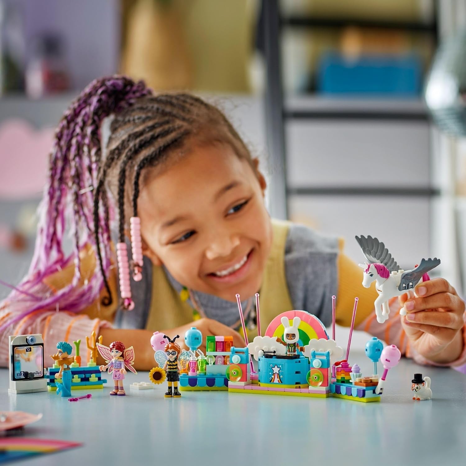 LEGO Friends Kostümparty mit Einhorn und Fee - Spielzeug für Mädchen ab 6 Jahren - Bühne, DJ-Pult, 4 Minipuppen, der Katze Churro und Einer Pferdefigur sowie lustigem Zubehör - Geschenkidee - 42661