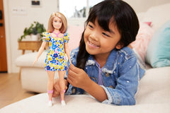 Poupée Barbie Fashionistas, développée avec la National Down Syndrome Society, avec des cheveux blonds et une tenue moderne avec une robe à fleurs et des baskets blanches, à partir de 3 ans, HJT05