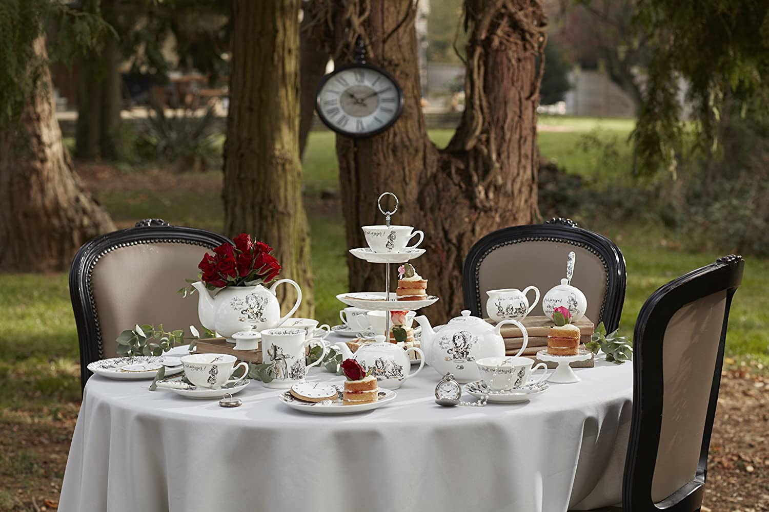 Théière et pot à lait en porcelaine fine Alice au pays des merveilles, bol en porcelaine et pot à lait dans un coffret cadeau de luxe