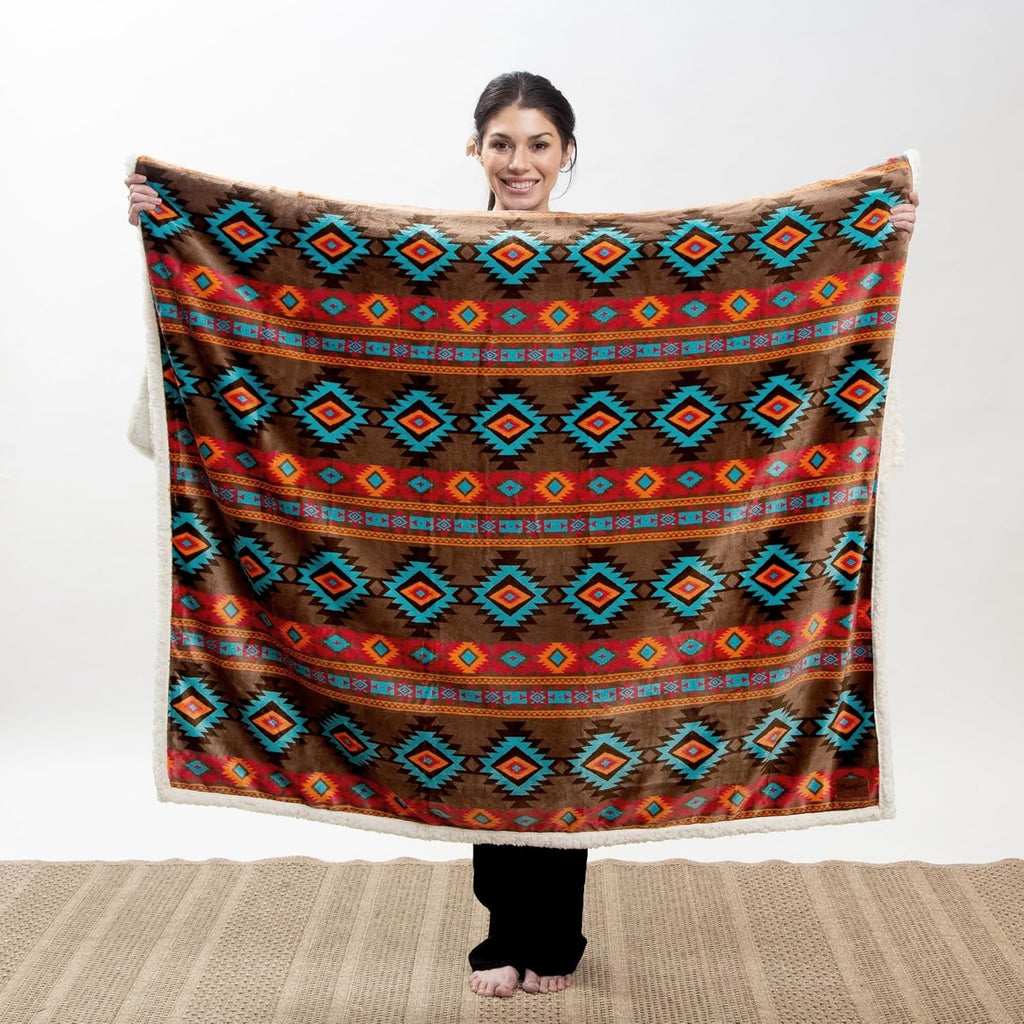 CARSTENS, INC. Wrangler Ultra Premium Throw Blanket, Super Soft, Sherpa Fleece, Oversized, 137.2 X 172.7 Cm, Southwest Horizon Paturi si Cuverturi Carstens, Inc.