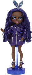 Rainbow High Modepuppe - Kristal Bailey - Indigo Puppe mit 2 Luxus-Outfits - inkl. Accessoires und Puppenständer Series 2 - Tolles Geschenk für Kinder und Sammler ab 6 Jahren