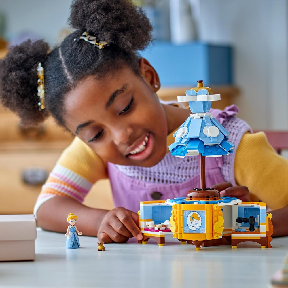 LEGO ǀ Disney Princess Cinderellas Kleid, Spielzeug für Jungen und Mädchen ab 9 Jahren - Inkl. EIN Kleiderständer, Cinderella Mini-Puppe und Maus Figur - Kreatives Spielset 43266