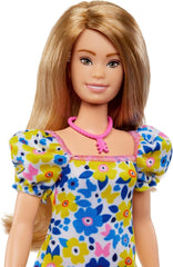 Poupée Barbie Fashionistas, développée avec la National Down Syndrome Society, avec des cheveux blonds et une tenue moderne avec une robe à fleurs et des baskets blanches, à partir de 3 ans, HJT05