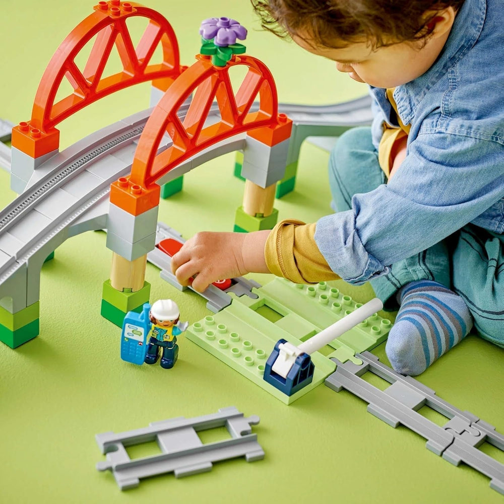LEGO DUPLO Town Railway Bridge and Tracks - Ensemble d'extension, Cadeau pour les enfants à partir de 2 ans, Ensemble de construction et de reconstruction, Ensemble de développement préscolaire, Jouet éducatif 10426 Jeux de construction Besuche den LEGO-Store