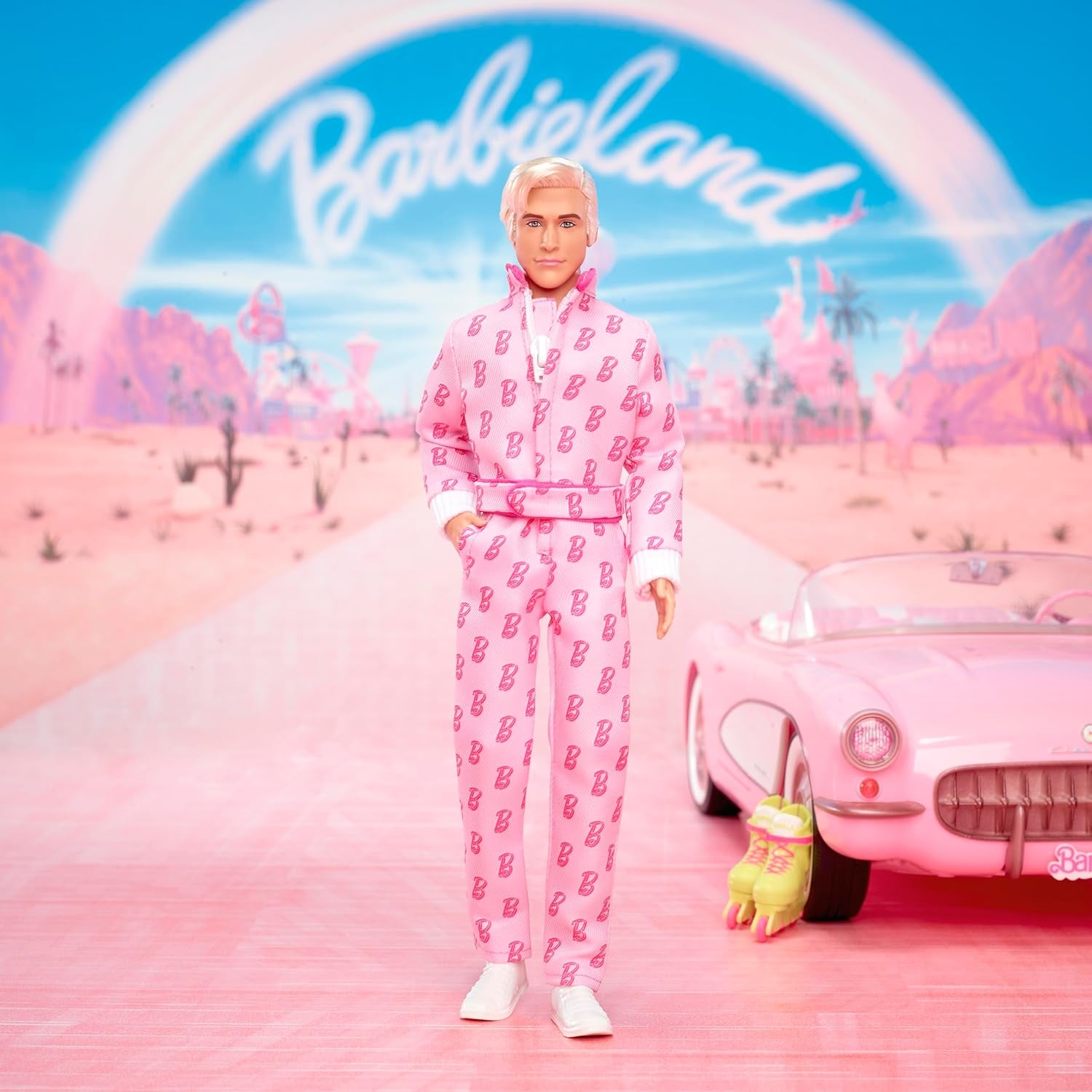 Barbie Le Film - Ken-Sammelpuppe, Ryan Gosling dans le rôle de Ken dans une combinaison rose avec impression "B", baskets blanches et bottes Inlineskates, JCP80
