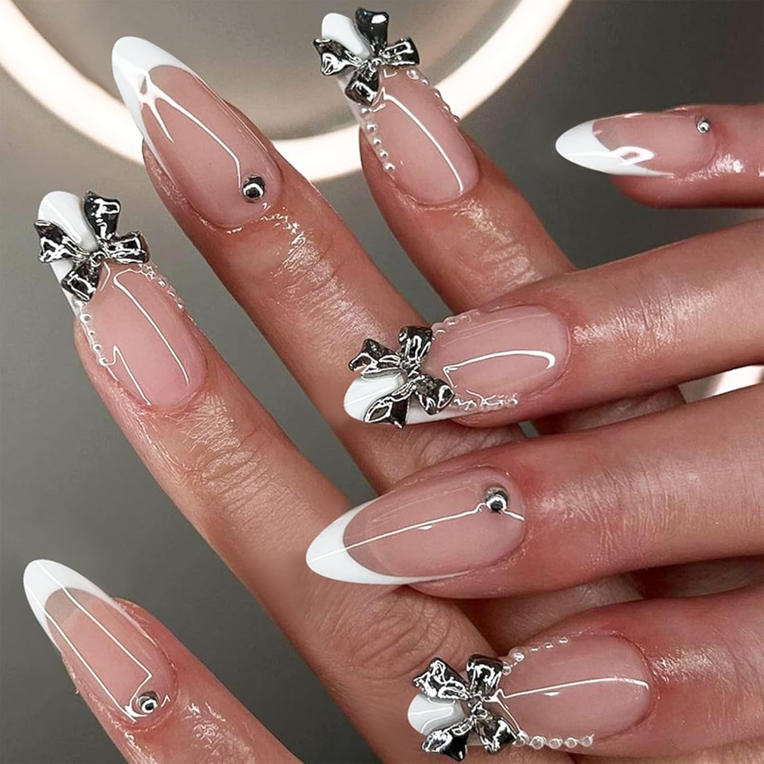 Faux ongles français à pression en amande blanche, 24 pièces, avec nœuds, perles, colle sur faux ongles, paillettes