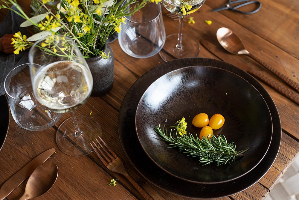 MÄSER Service de table 12 pièces en bronze métallisé pour 4 personnes avec vernis élégant et brillant, ensemble d'assiettes à dîner, assiette à dîner et assiette à dessert en céramique de haute qualité, grès, marron