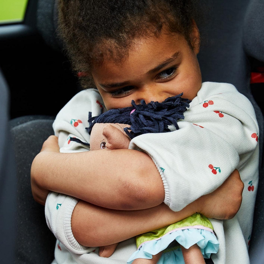 HABA 304576 - Poupée Cari, 30 cm, Poupée douce et en tissu pour enfants à partir de 18 mois, avec vêtements amovibles et cheveux longs