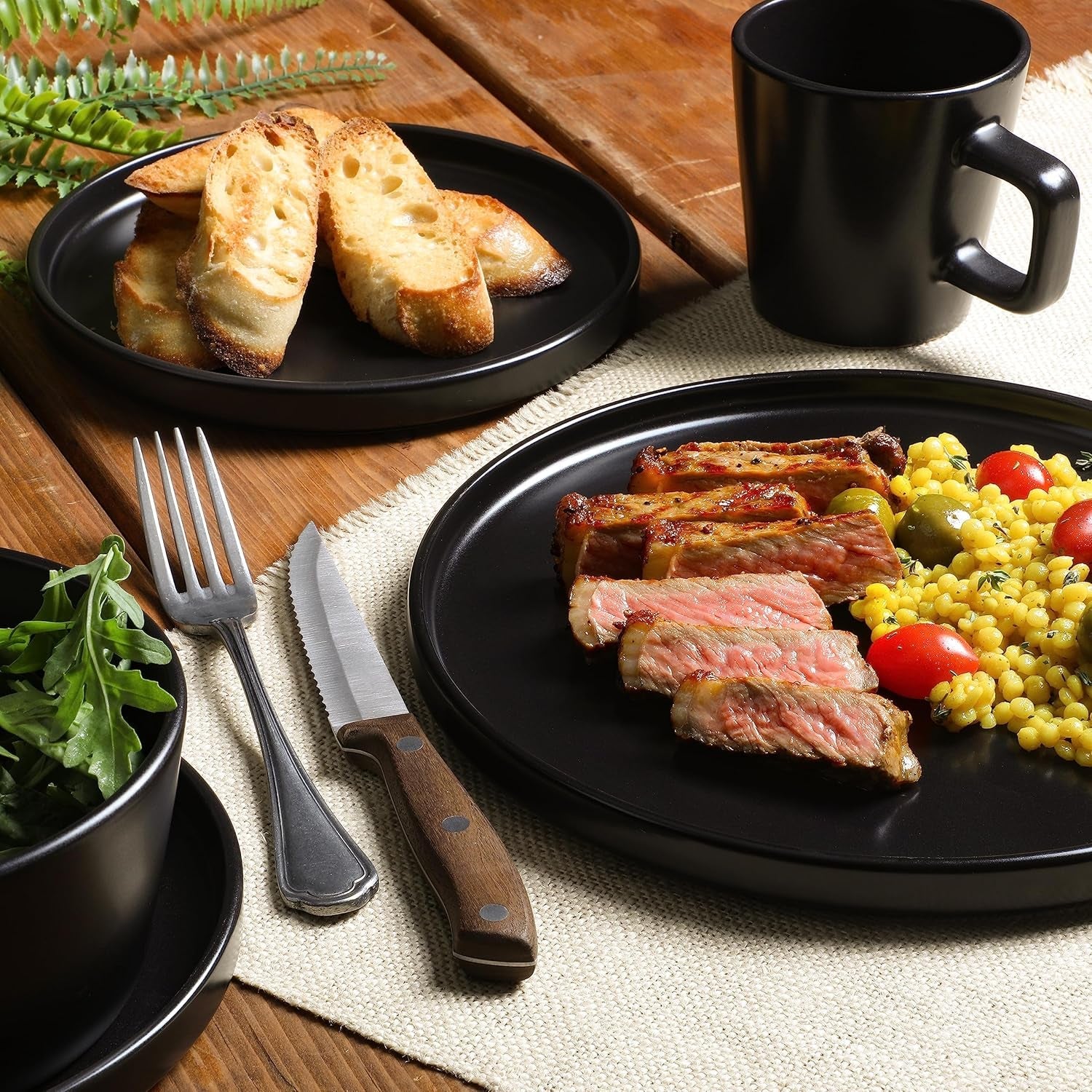 Set de veselă Bowery, 32 de piese, negru mat, gresie, farfurii, boluri și căni, serviciu pentru 8 persoane