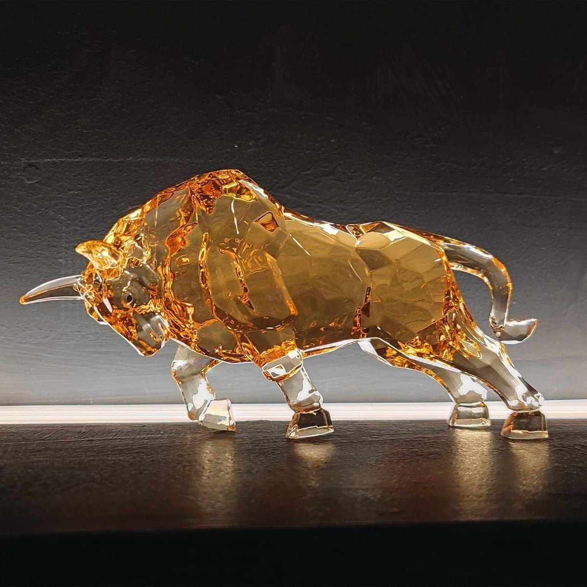 FengShui Wall Street Bull Statue Acrylique Bull Figurine Sculpture Home Office Desk Ornement Décoratif 21,6 cm L (Ambre) Statuettes et sculptures Naty Shop Titre par défaut