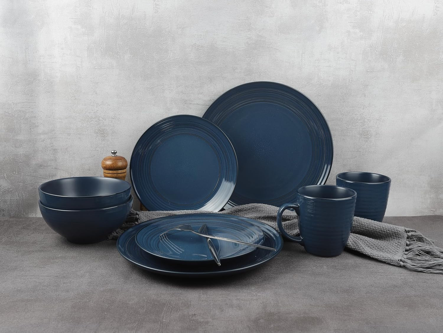 ECHTWERK "Alicia" Service de table combiné vintage 16 pièces, design moderne pour 4 personnes, service de table élégant en grès bleu foncé avec 4 assiettes, 4 assiettes latérales, 4 bols et 4 tasses à thé