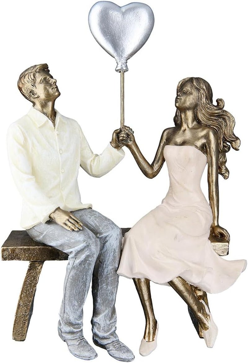GILDE Decorațiune Figurină Cuplu Inimă Balon - Îndrăgostiți pe bancă cu inimă balon cadou decorare nunta - Culori: Alb Bronz Gri - Înălțime 24,5 cm Statuete si sculpturi Naty Shop