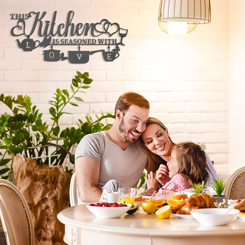 KHayRovies Décoration murale de cuisine en métal Cette cuisine est assaisonnée avec amour Plaque de nom de mot noir Lettres en fer rustiques Citations pour cuisine, ferme, salon Statues et sculptures Naty Shop