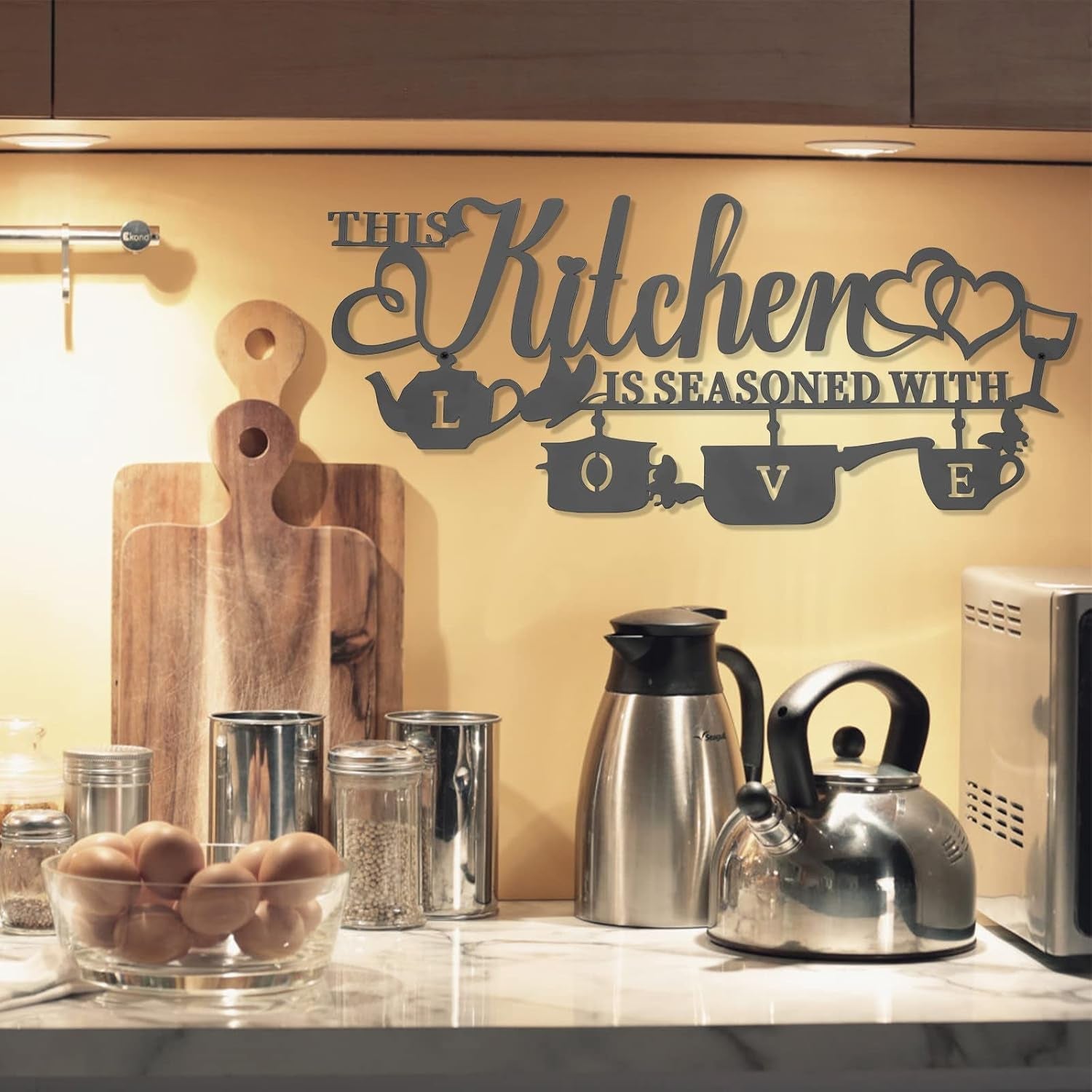 KHayRovies Décoration murale de cuisine en métal Cette cuisine est assaisonnée avec amour Plaque de nom de mot noir Lettres en fer rustiques Citations pour cuisine, ferme, salon Statues et sculptures Naty Shop