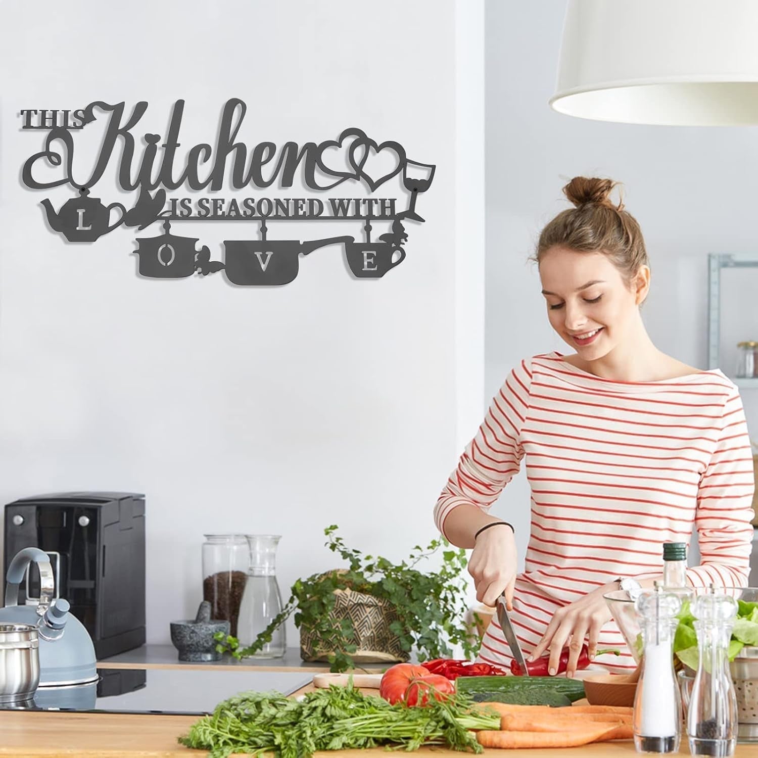 KHayRovies Décoration murale de cuisine en métal Cette cuisine est assaisonnée avec amour Plaque de nom de mot noir Lettres en fer rustiques Citations pour cuisine, ferme, salon Statues et sculptures Naty Shop
